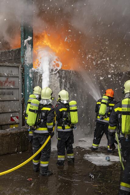 In einer Entsorgungsfirma brannte ein | Foto: Manfred Wimmer, FF Krems