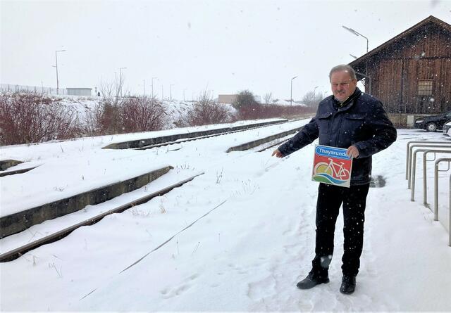 Bis vor kurzem standen hier noch alte Waggons und blockierten die Weiterentwicklung des Bahnhofsareals. Im Bild: Obmann Eduard Köck. | Foto: Zukunftsraum Thayaland