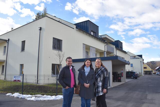 Freuen sich über die neuen Wohneinheiten für die Kundinnen und Kunden des ehemaligen Föhrenhofs: Baumeister Markus Suppan, Aniko Kollar und Ulrike Ablasser.  | Foto: B. Gady