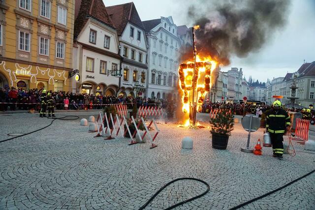 Um 17.30 Uhr wird der Fasching am Steyrer Stadtplatz verbrannt.