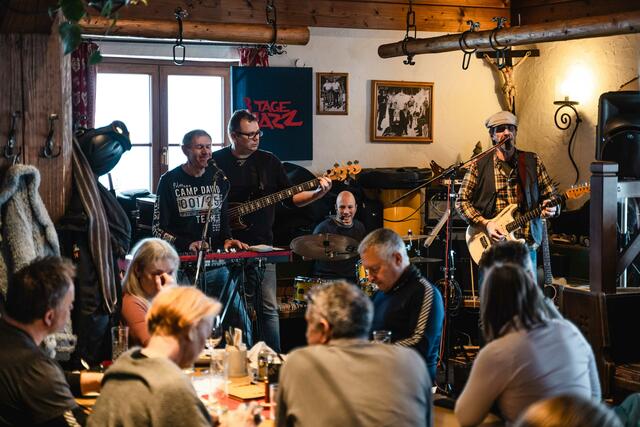 Die Pinzgauer Band "TJ &amp; The Groove Boots" begeisterte Musikfans bei kostenlosem Eintritt auf der Stöcklalm am Asitz in Leogang mit Groove, handgemachten Sounds und jeder Menge Rock'n Roll. | Foto: Michael Geißler