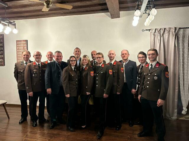 Ofenbach: V Manfred Prinz, UAKdt. HBI Manfred Landl, BI Christian Breitsching, Bgm. Bernhard Karnthaler, Nadine Breitsching, GGR Markus Kitzmüller-Schütz, FM Jennifer Breitsching, Kdt. OBI Martin Breitsching, LM Gerald Wasinger, FM Patrick Hoffmann, GGR Wolfgang Haider, FM Dominik Stickler und VM Stefan Prinz. | Foto: Gemeinde Lanzenkirchen