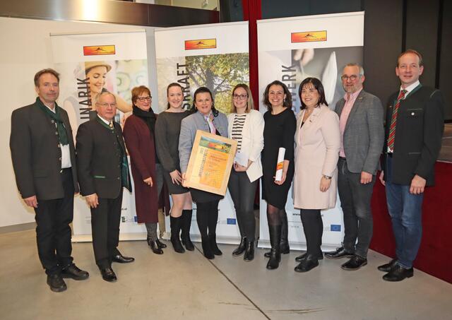 Sonja Skalnik (5.v.l.) nahm die Urkunde für den Sieg beim Innovationspreis für die "Community Nurses" entgegen. | Foto: RegionalMedien
