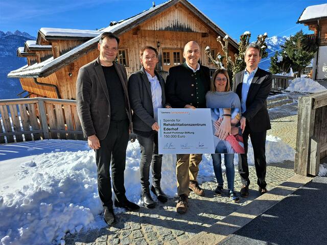 Scheckübergabe: Stephan Frucht, Robert Weichselbraun, Eckhard Nagel, Doris Etzelsberger und Martin Rohbogner (v.l.) | Foto: Ederhof
