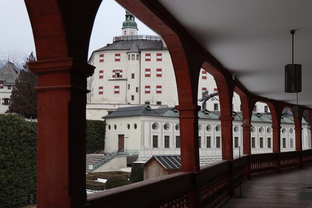 Schloss Ambras erzählt Geschichten aus der Geschichte. Das Bild zeigt die Sicht vom Unterschloss zum Hochschloss von Ambras.