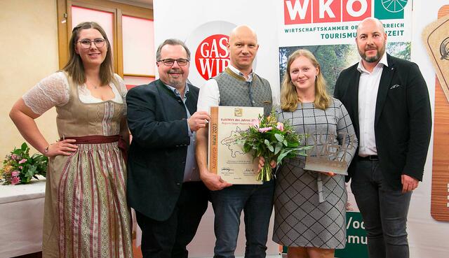 KultiWirte des Jahres 2023 – Ehrung Regionssieger Hausruckviertel (v.l.):  Michaela Hölzl (KultiWirte), KultiWirte-Obmann Karl Wögerer, Rainer Baumann und Karin Baumann-Kastenhuber (Landgasthof Kastenhuber), René Zinsmeister (Eckes Granini). | Foto: Pelzl/cityfoto