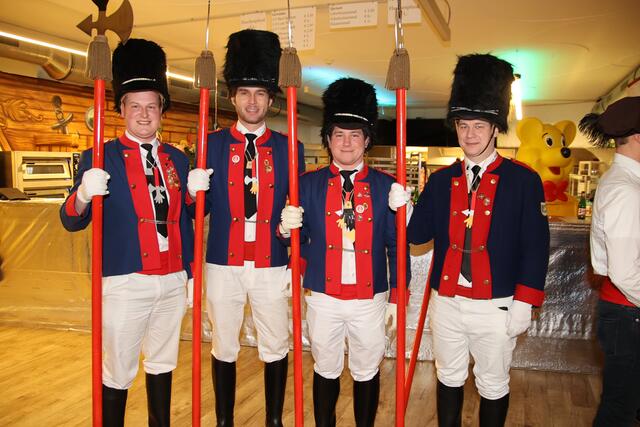 Dem Aufmarsch der Garde folgen die Präsidenten und das Volk.