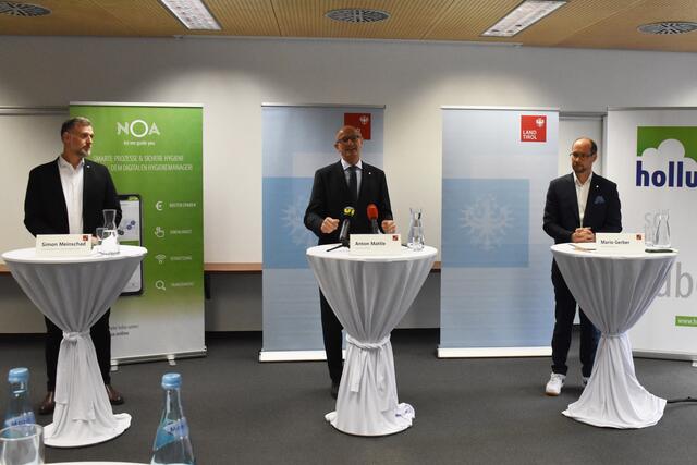 LH Mattle und LR Gerber präsentierten heute die Details zur neuen Wirtschaftsförderung bei der Firma hollu Systemhygiene GmbH in Zirl, wo auch GF Simon Meinschad positive Erfahrungen aus der Praxis berichtete. | Foto: Land Tirol
