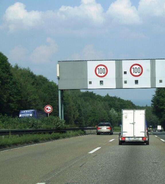 Wissenschaftlerinnen und Wissenschaftler fordern die Einführung von Tempo 30/80/100 | Foto: Wikipedia/Kandschwar