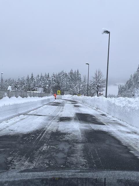 Auf den Parkplätzen hatten die Asfinag-Mitarbeiter alle Hände voll zu tun. | Foto: Bratschko