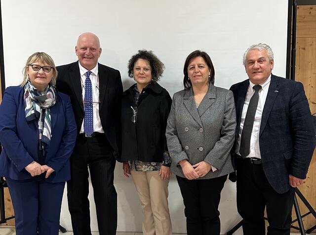 Bürgermeisterin Maria Rizzo, Hermann Weiskopf, Kulturrätin Claudia Meneghin, Abgeordnete Region Venetien Sonia Brescacin, Präsident Pro Loco Arcangelo Marcon | Foto: AVG Filmproduktion