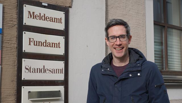 Das Gemeindeamt in St. Johann eigne sich wegen der zentralen Lage gut, um auf Unterschriften-Jagd zu gehen, erklärt Dankl. | Foto: Felix Hallinger
