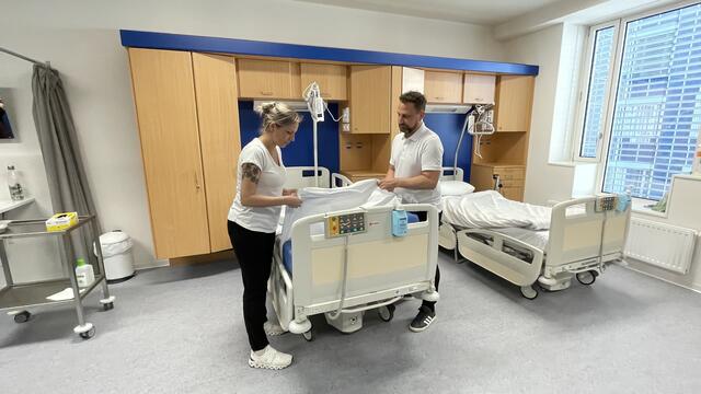 Vom Betten machen bis zum Blut abnehmen – im Simulationszentrum werden Auszubildende auf ihre beruflichen Alltag vorbereitet. | Foto: Kathrin Klemm