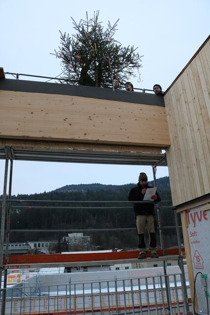 Der Baum wurde aufgezogen und der Firstspruch verlesen | Foto: Stadt Feldkirch