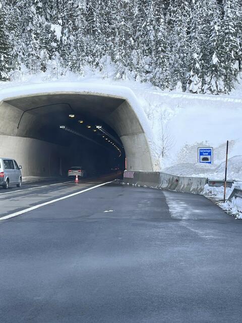So sieht die Tunnelkette derzeit aus. Der Schnee an den Portalen ist weggeräumt, die Tunnel sind frei befahrbar. | Foto: Bratschko