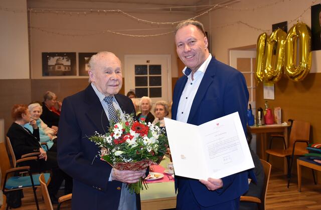 Gratulation! Jubilar Kurt Enenkel und Bezirksvorsteher Franz Prokop. | Foto: BV16