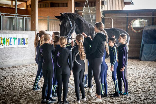 Die Schülerinnen sind froh, dass die Tiere einen so guten Platz gefunden und bis zum Ende ihres Lebens optimal versorgt werden. | Foto: Gut Aiderbichl
