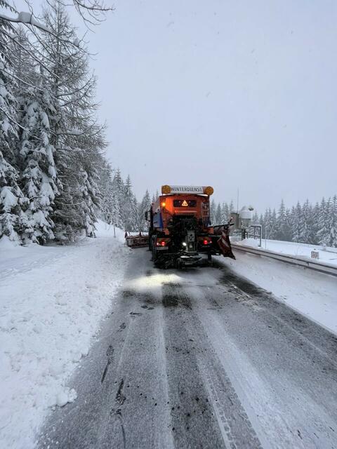 Sieben Räumfahrzeuge waren tagelang im Einsatz, "gestreut" wurde flüssiges Salz. | Foto: Bratschko