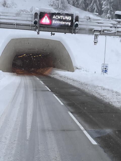 Die Schneewächten zogen sich bis weit in die Tunnel hinein, es kam zu Behinderungen. | Foto: Bratschko