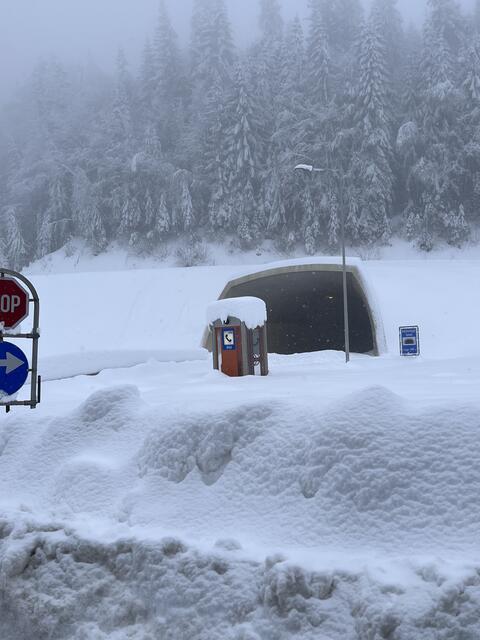 Teilweise war die Tunnelkette ohne Strom, es kam zu Blockabfertigungen. | Foto: Bratschko