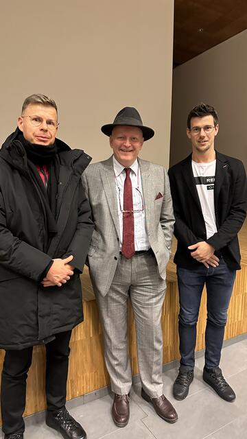 Pfarrer Grego (mit Regisseur Weiskopf und  Vizebgm. Holzknecht) war bei der Vorführung in Längenfeld dabei.
 | Foto: AVG Filmproduktion