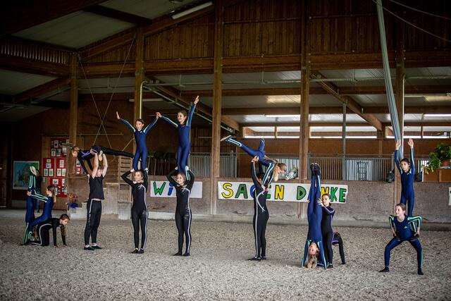  Zur Verabschiedung der zwei Voltigier-Pferde „Waldez“ und „Prometheus“ veranstalteten die Kinder an der Schule eine große Voltigier-Vorführung. | Foto: Gut Aiderbichl