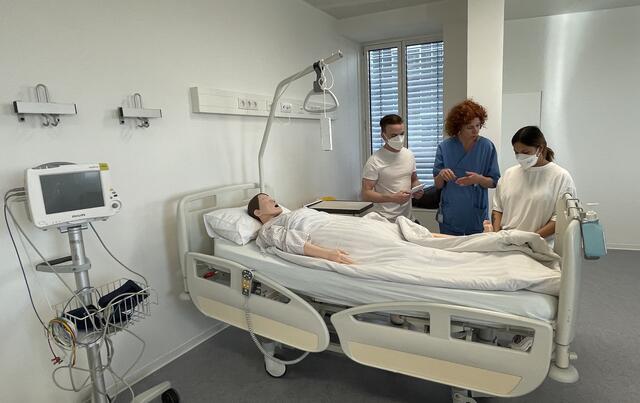 Eine praxisnahe Ausbildung für Pflegeassistenz und Pflegefachassistenz bietet der neue Campus Leopoldstadt.  | Foto: Kathrin Klemm