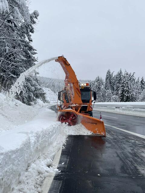 Die Schneefräsen machten die Zufahrten zu den Parkplätzen wieder frei. | Foto: Bratschko