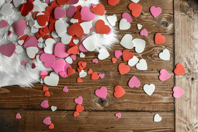 Für den kommenden Valentinstag gibt es viele kreative Ideen, wo man mit der Partnerin oder dem Partner essen, trinken und Live-Musik genießen kann.  | Foto: Element5 Digital/Unsplash
