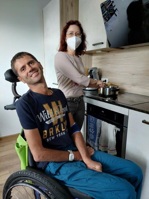 Thomas und sein Assistentin Petra meistern die Herausforderungen des Alltags gemeinsam.  | Foto: Selbstbestimmt leben