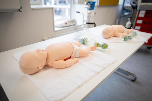 Der neue Campus Leopoldstadt legt wert auf eine praxisnahe Ausbildung. Etwa kann an Puppen die Pflege von Babys geübt werden. | Foto: WIGEV/David Bohmann