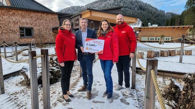 Edle Spende für das Wildnisgebiet Dürrenstein-Lassingtal: Manuela Zebenholzer, Christoph Leditznig, Kerstin Suchan-Mayr und Armin Bahr beim Haus der Wildnis in Lunz am See | Foto: SPÖ Mostviertel/Reinhard Leeb