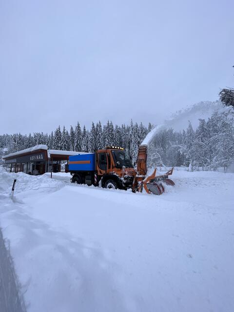 Sogar eine Schneefräse aus Bruck an der Mur wurde für den Packabschnitt angefordert. | Foto: Bratschko