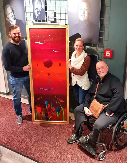 Agnes Gisbert mit ihrem Bruder Stefan Gisbert, beide Geschäftsführer des Fitnesslandes, mit einem neuen Werk und Künstler Thomas Zinnbauer. | Foto:  Immerland'ing