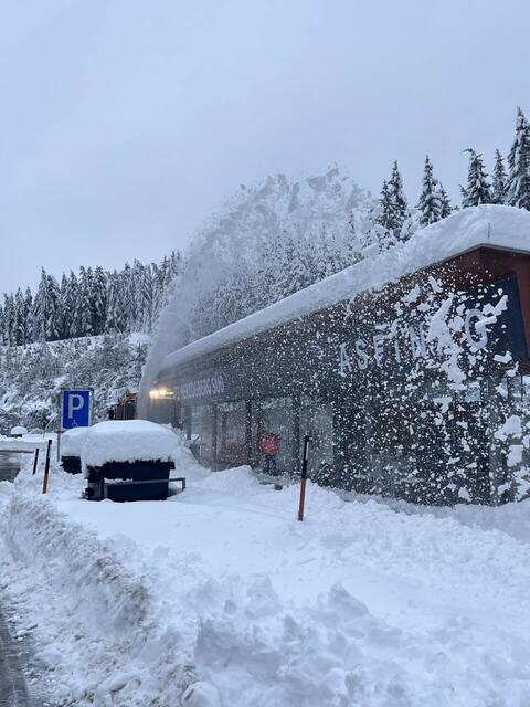 Die Schneelast ist für die Brücken und die Gebäude kein Honigschlecken. | Foto: Bratschko