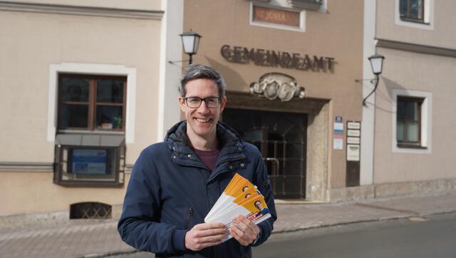 Kay-Michael Dankl von der KPÖ plus sammelt aktuell Unterstützungserklärungen vor den Pongauer Gemeindeämtern, um mit seiner Partei bei der Landtagswahl am Stimmzettel zu stehen. | Foto: Felix Hallinger