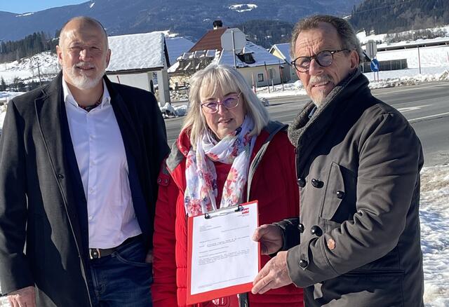 Vizebürgermeister Herwig Röttl, Erika Lutz von der Bürgerinitiative und SPÖ-Klubobmann Herwig Seiser (v. l.) | Foto: MeinBezirk.at