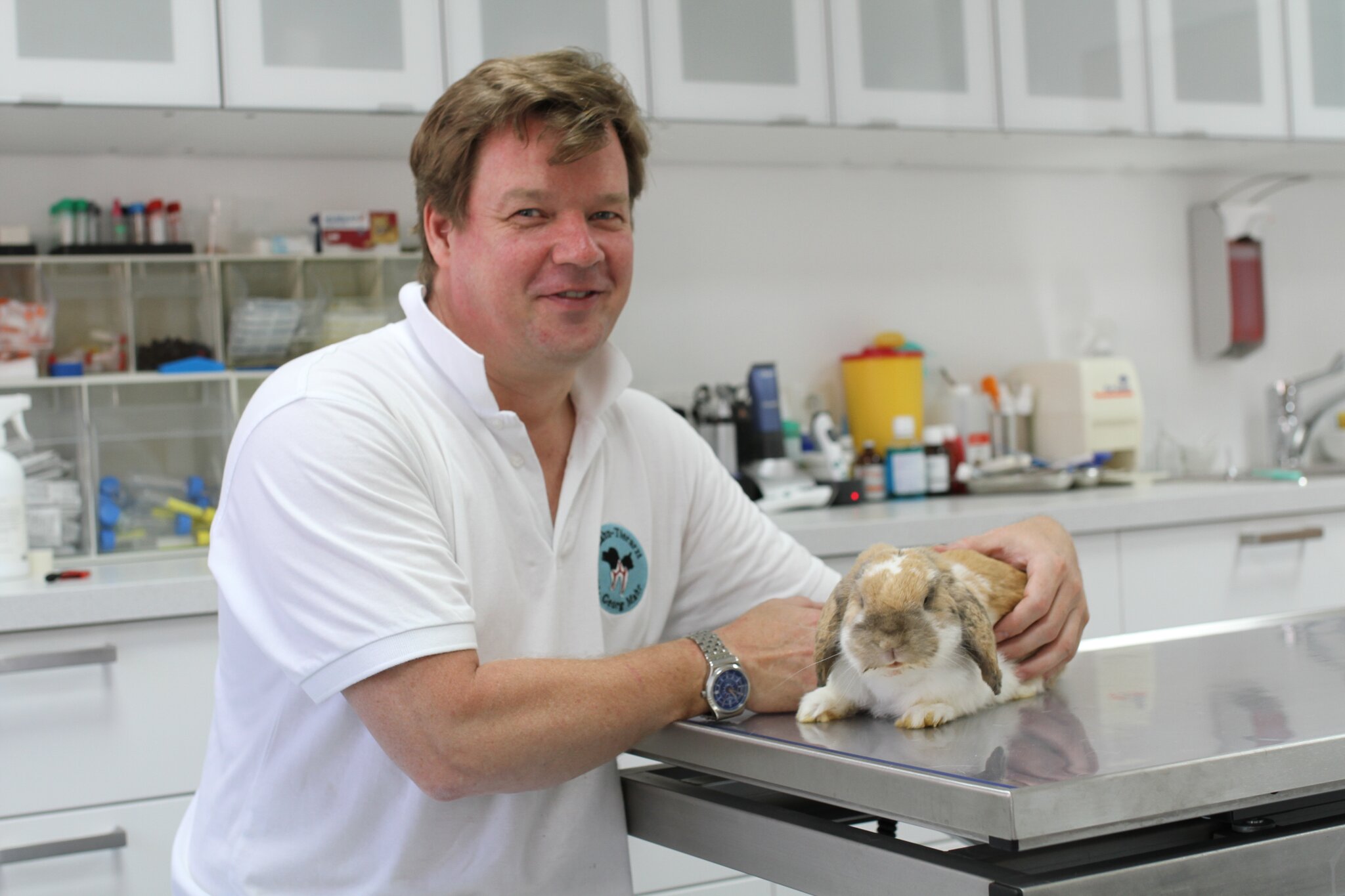 Meidling Tierarzt Dr. Mahr fühlt den Tieren behutsam auf den Zahn