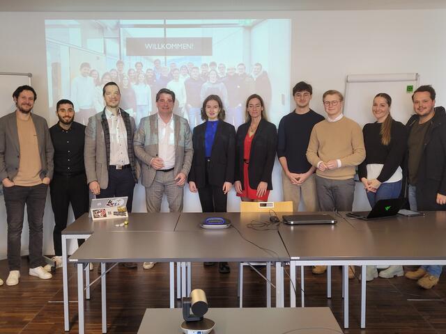 WK-Bezirksobmann Peter Seiwald und Innovationsmanagerin Helene Stanger (4. u. 5. v. l.) waren begeistert von der Vielzahl an innovativen Denkanstößen. | Foto: WK Tirol