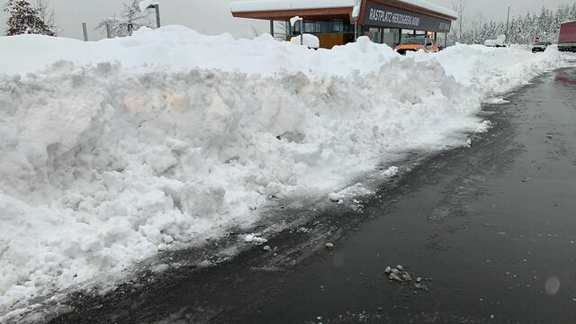 Eineinhalb Meter hohe Schneewächten erschwerten den Asfinag-Mitarbeitern die Arbeit. | Foto: Bratschko