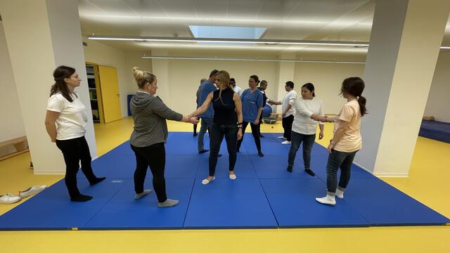 Geboten wird auch ein Deeskalationstraining, bei dem Auszubildende auf den Ernstfall vorbereitet werden. | Foto: Kathrin Klemm