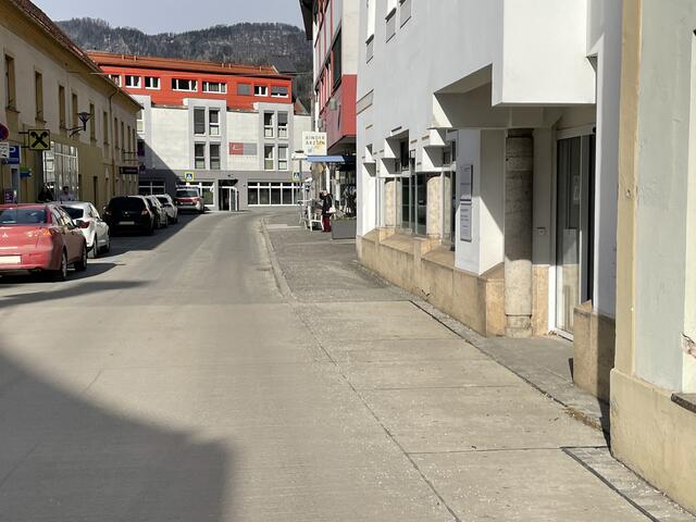 Beim Ausgang aus dieser Ordination (im Bild rechts) fehlt die Gehsteigkante, eine gefährliche Situation für Fußgänger. | Foto: Kern