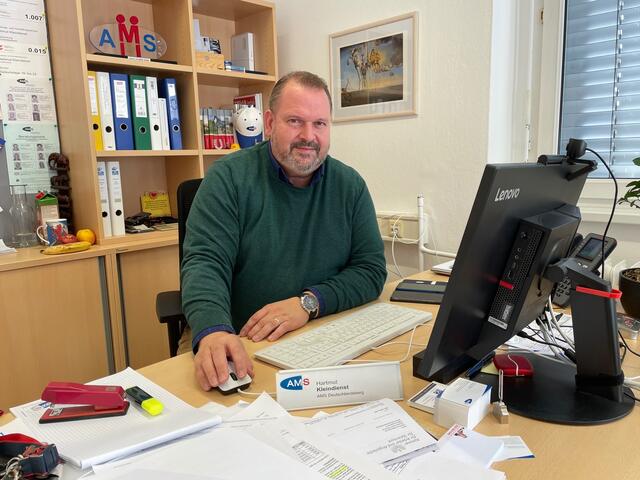 Der Leiter der Regionalen AMS-Geschäftsstelle berichtet über rückläufige Arbeitslosenzahlen. | Foto: Susanne Veronik