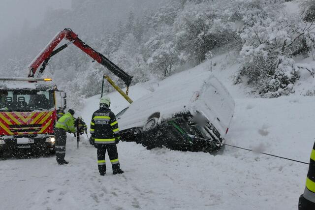 In Oberwölz landete ein Zustellwagen im Straßengraben. | Foto: BFV Murau