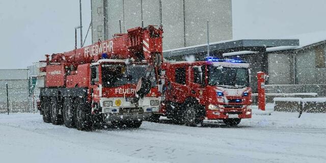 Die Freiwillige Feuerwehr Ried war mit dem Kranfahrzeug mehrere Stunden im Einsatz, um an verschiedenen Einsatzorten hängengebliebene Lkw zu bergen.  | Foto: Freiwillige Feuerwehr Ried