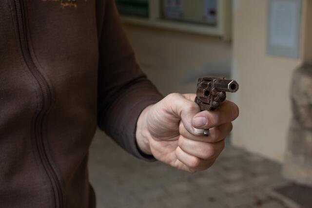 Der Angeklagte soll versucht haben seinen Bruder zu erschießen. | Foto: Symbolbild: Eva R.