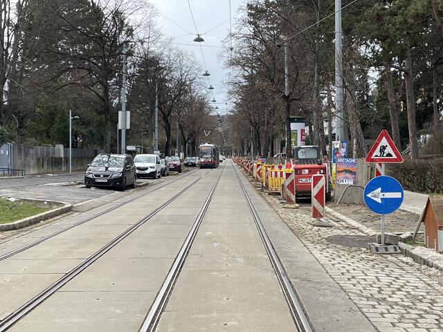Die Arbeiten auf der Pötzleinsdorfer Straße sind im Zeitplan. Gerade wird die Wasserleitung erneuert, ab März geht dann die Sanierung auf der Oberfläche weiter. | Foto: Johanens Reiterits