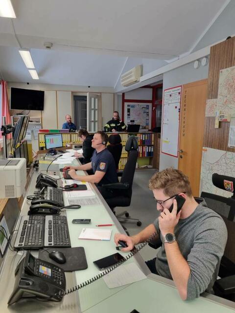 Die Bezirkswarnstelle Ried wurden aufgrund des hohen Notrufaufkommens frühzeitig mit zusätzlichen Disponenten verstärkt. | Foto: Freiwillige Feuerwehr Ried