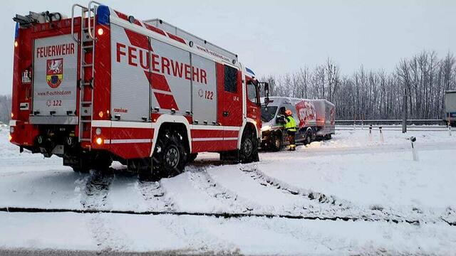 "Aktuell steht die Freiwillige Feuerwehr Eschlried im Einsatz bei einer Fahrzeugbergung auf der B141", informierten die Einsatzkräfte am Morgen des 2. Februar. | Foto: FF Eschlried