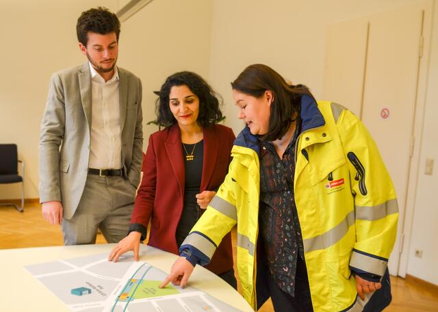 Von links nach rechts: Bezirksvorsteherin-Stellvertreter Christian Sapetschnig und Bezirksvorsteherin Saya Ahmad (beide SPÖ) ließen sich von Wiener-Linien-Projektleiterin Eva Maria Weiss die aktuellen Pläne der U-Bahn-Station Arne-Karlsson-Park erklären.  | Foto: BV 9